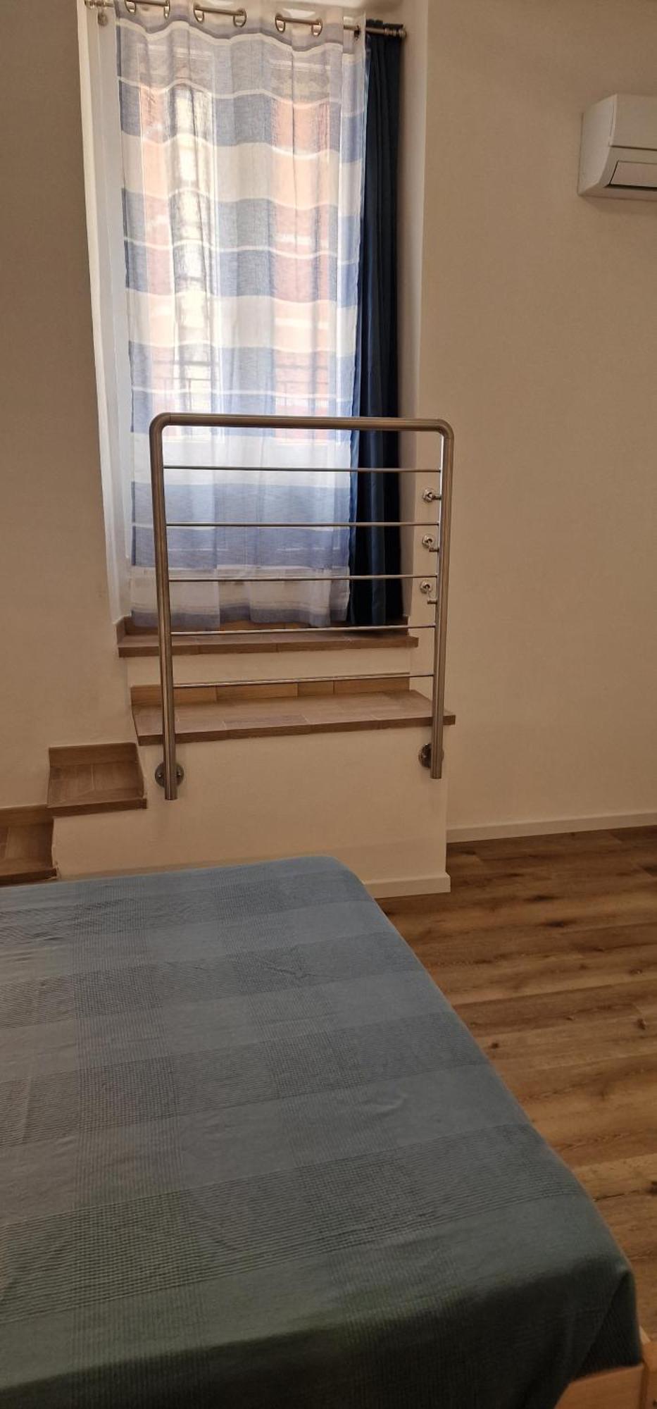 Zimmer mit Kingsize-Bett und Balkon
